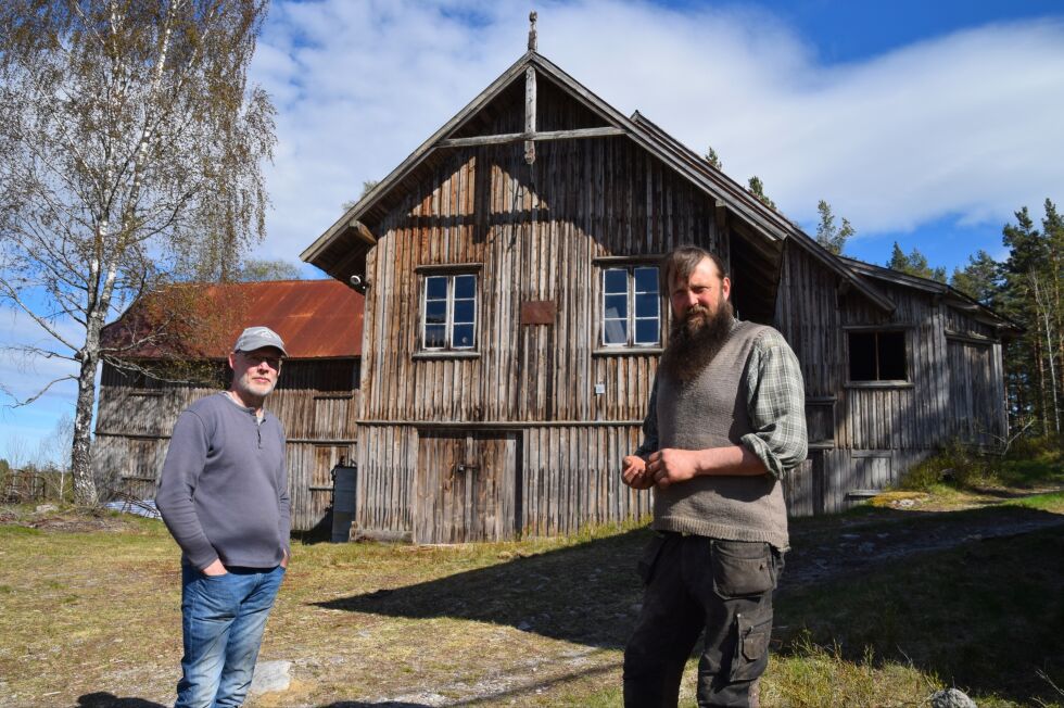 AKTIVITET: Øyvind Mauren (t.h) og Eric Hoenjet er i full gang med å skape liv i det gamle sagbygget  i Mykland, samtidig som de vil bevare historien og byggets sjel. FOTO: RAYMOND ANDRE MARTINSEN
