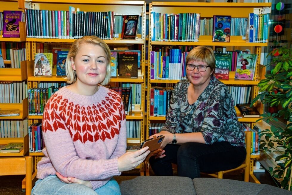 KLARE: Kristina Solsvik og Helga Byttingsmyr ved Froland bibliotek skal nå begynne med digital formidling. Sendestart blir på nyåret.
