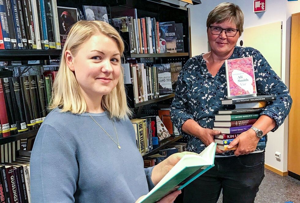 KLARE: Det begynner å komme tilbake til normalen for Kristina Tørå Solsvik og Helga Byttingsmyr. Og nå har bibliotek startet Sommerles 2020. FOTO: BIBLIOTEKET
