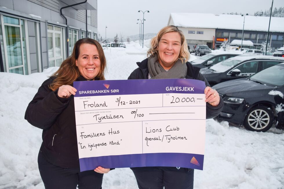 SJEKK: Anne Karin og Stine med sjekken på 20 000 kroner fra Lions klubb Arendal/Tyholmen. FOTO: RAYMOND ANDRE MARTINSEN