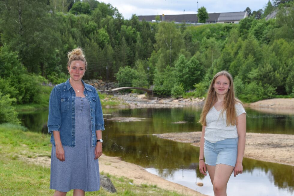 SOMMER: Tone Skaardal og Marthe Aasen  skal lede Ferieprogrammet for barn og unge 2021 i Froland og ser frem til å finne på ulike aktiviteter i kommunen. FOTO: RAYMOND ANDRE MARTINSEN