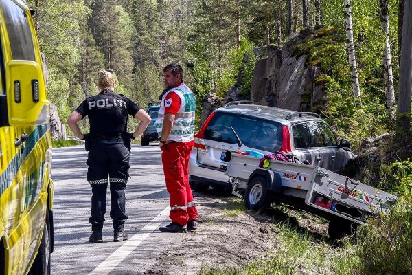 Bil smalt i fjellveggen ved Uvann