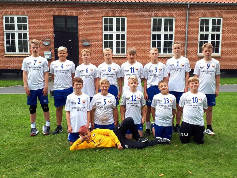 GØY: Gjengen fra Froland gutter 13 koser seg på Generation håndball turneringen. FOTO: Arne Skagseth.
