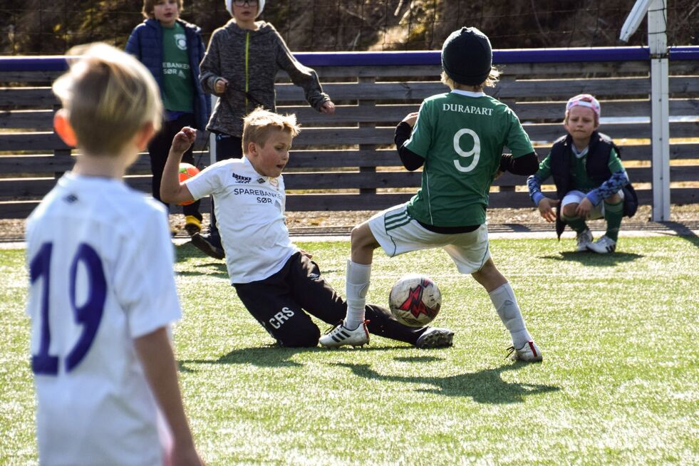 TUNNEL: Christian Røed Stømne lurer ballen mellom beina på motstanderen.
