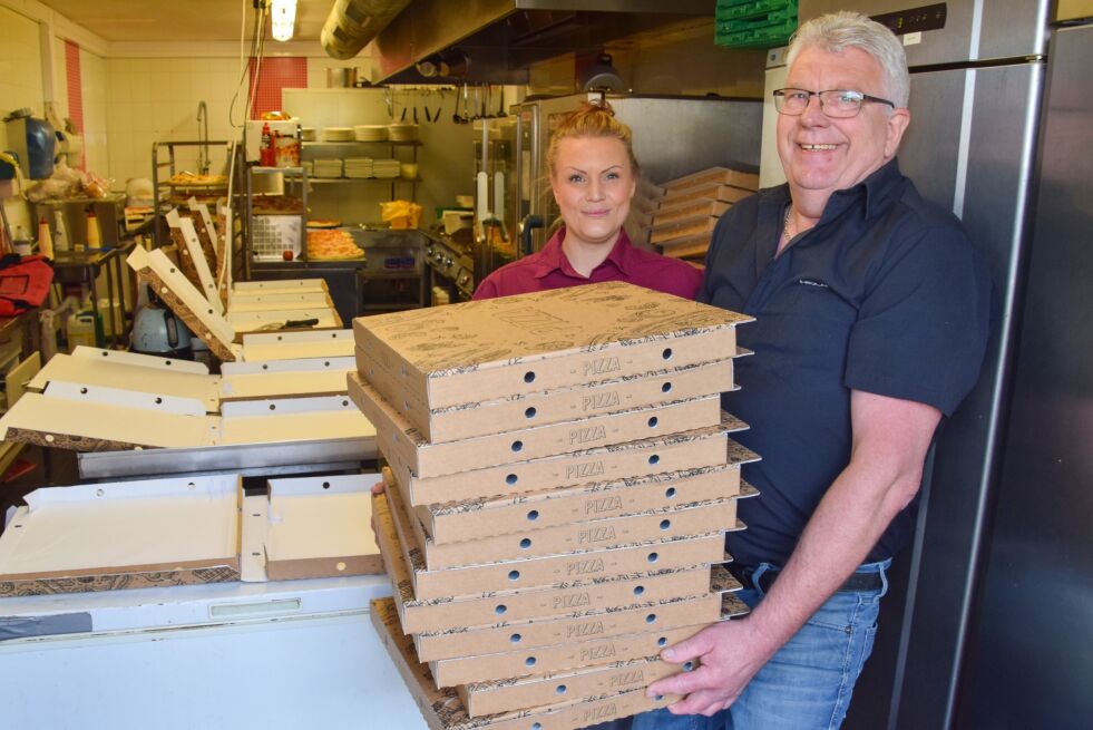 STOR BESTILLING: Onsdag fikk Frolandstaua inn en rekord-stor bestilling på  pizza. Robert Hansen og May–Lin Røed var i full gang med å gjøre ferdig den store bestillingen da Frolendingen var forbi. Det var mange esker som skulle fylles med pizza. FOTO: RAYMOND ANDRE MARTINSEN