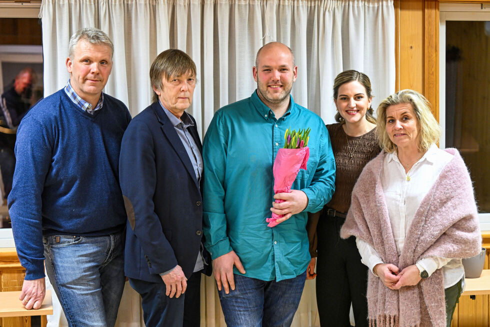 INNLEGG: Lokallagsleder i Froland Senterparti, Kari Beate Kittelsen (til høyre), sammen med topp 5 i Froland SP.						.   FOTO: OLAV SVALAND