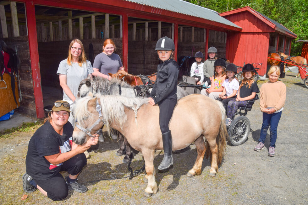 SKARSBRU: 19 unge hesteinteresserte har vært med på leir med ponni og hest som tema. Fra høyre Mary Antonie, Solveig, Amalie, Aline, Tiffany, Sol, Thea Maria (på hesten), Amanada Venemyr (instruktrø), Lise Anasen (instruktør) og Ann May Sveinungsen (instruktør). I tillegg var Emma og Elina med som deltakere, men var ikke til stede da bilde ble tatt. FOTO: RAYMOND ANDRE MARTINSEN