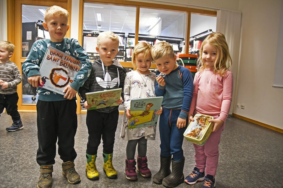SPENNENDE BØKER: Mathias, Lukas, Elise, Matias og Selma viser frem de tre bøkene som ble lest under bildebokstunden på Froland bibliotek.
