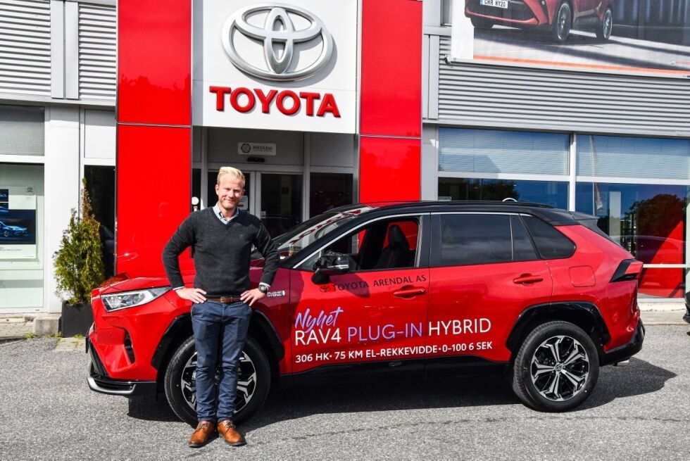 KLAR: Selger ved Toyota Arendal AS, frolendingen Jens Martin Jensen, forteller om kø på listene for prøvekjøring når den nye SUV-en lanseres formelt.