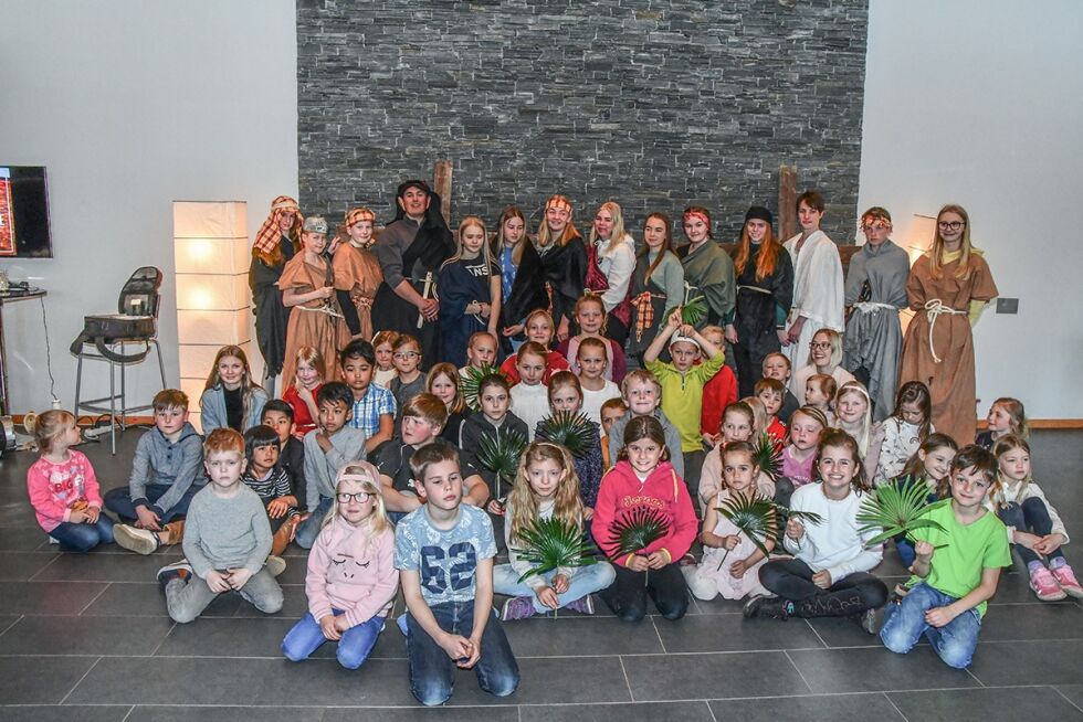 KLARE: Skuespillerne og flere av barna samlet før påskevandringen og levende presentasjon av påskebudskapet startet.