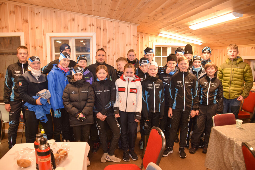 BESØK: Her er gjengen i skiskyttergruppa i Froland sammen med tidligere verdensmester Raphaël Poirée i Froland. FOTO: RAYMOND ANDRE MARTINSEN
