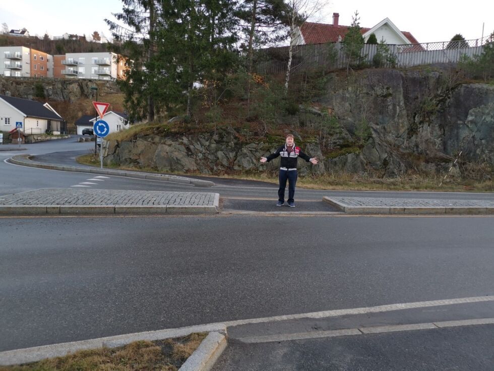 FARLIG: Steinar Rørvik i Froland FrP er ikke tilfreds med at Statens vegvesen er imot at det kommer skilting og fotgjengerfelt i dette området ved Dalen langs fv. 42. FOTO: PRIVAT