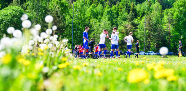 Fotballoppgjør på  blomstrende bane