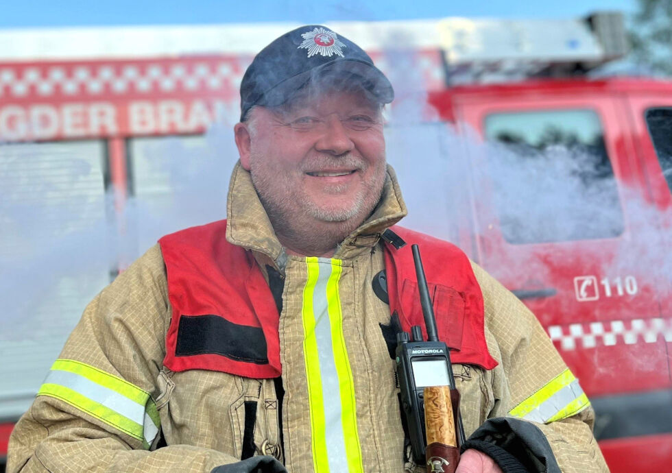 SNART SLUTT: Om under en måned pensjonerer Geir Trygve Ottersland seg fra brannvesenet i Froland, etter 16 års tjeneste. I avskjedsgave fikk den avtroppende brannmannen en gullcoin og en flott kniv. 			FOTO: PRIVAT