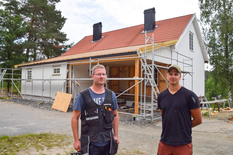 RENOVERING: Snekker Finn Arne Noddeland  og formann i grendelaget Joakim Olsen foran grendehuset på Løvjomås som får en etterlengtet renovering med nytt tilbygg. FOTO: RAYMOND ANDRE MARTINSEN