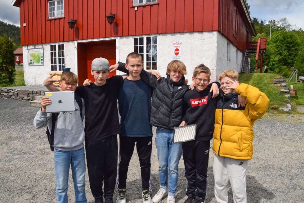 FILM: Fra venstre; Jim, Emilian, Oskar, Terje, Markus og Odin var noen av elevene på gruppa som drev med filmproduksjon og historieformidling. Hver dag skulle det produseres en ny liten kortfilm. FOTO: RAYMOND ANDRE MARTINSEN