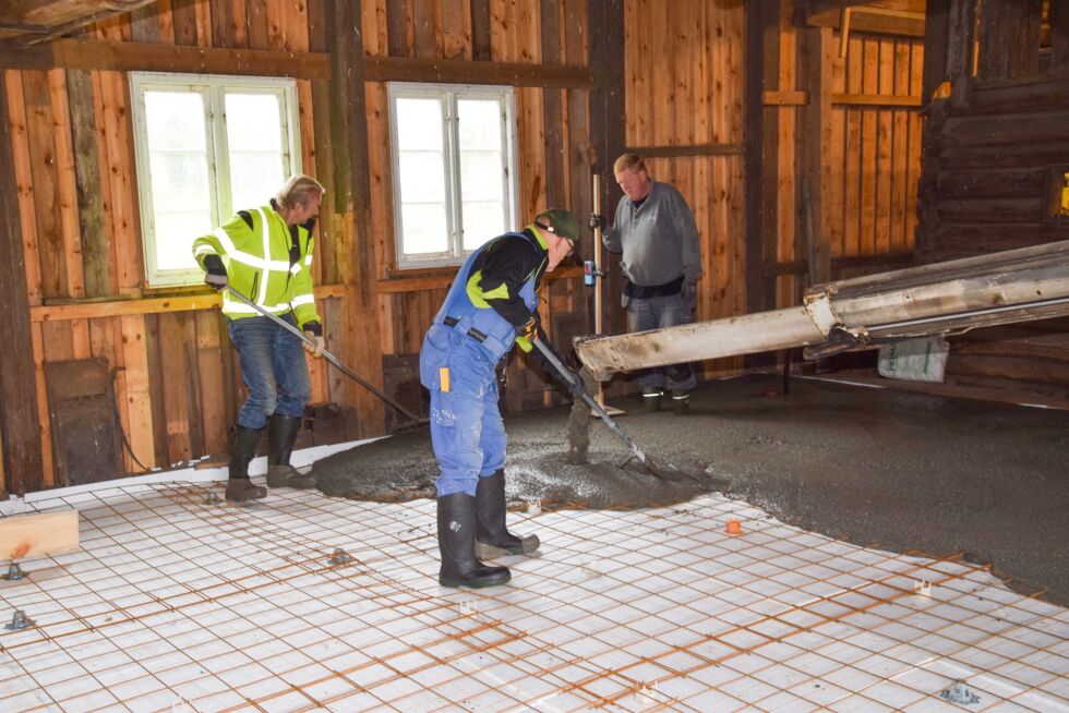 ARBEID: Øyvin Froland (blå), Reidar Ravnåsen og Ole Johnsen sørget for at betongen lå se riktig utover gulvet i vognskjulet. FOTO: RAYMOND ANDRE MARTINSEN