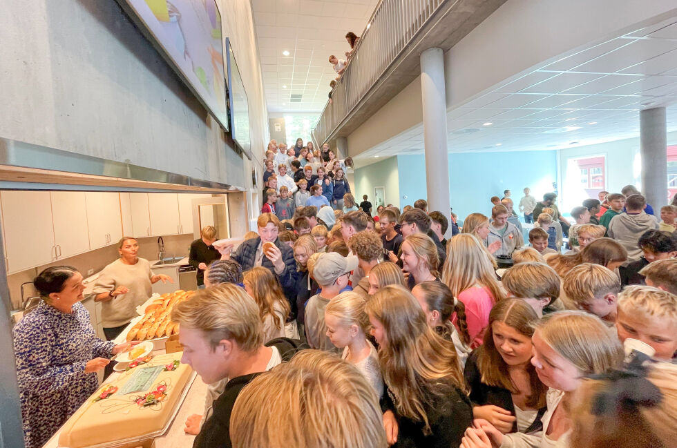 KAKE OG BOLLEKØ: Det ble raskt lang kø da talene var ferdige og det ble gratis boller og kake i den nye kantina. FOTO: RAYMOND ANDRE MARTINSEN