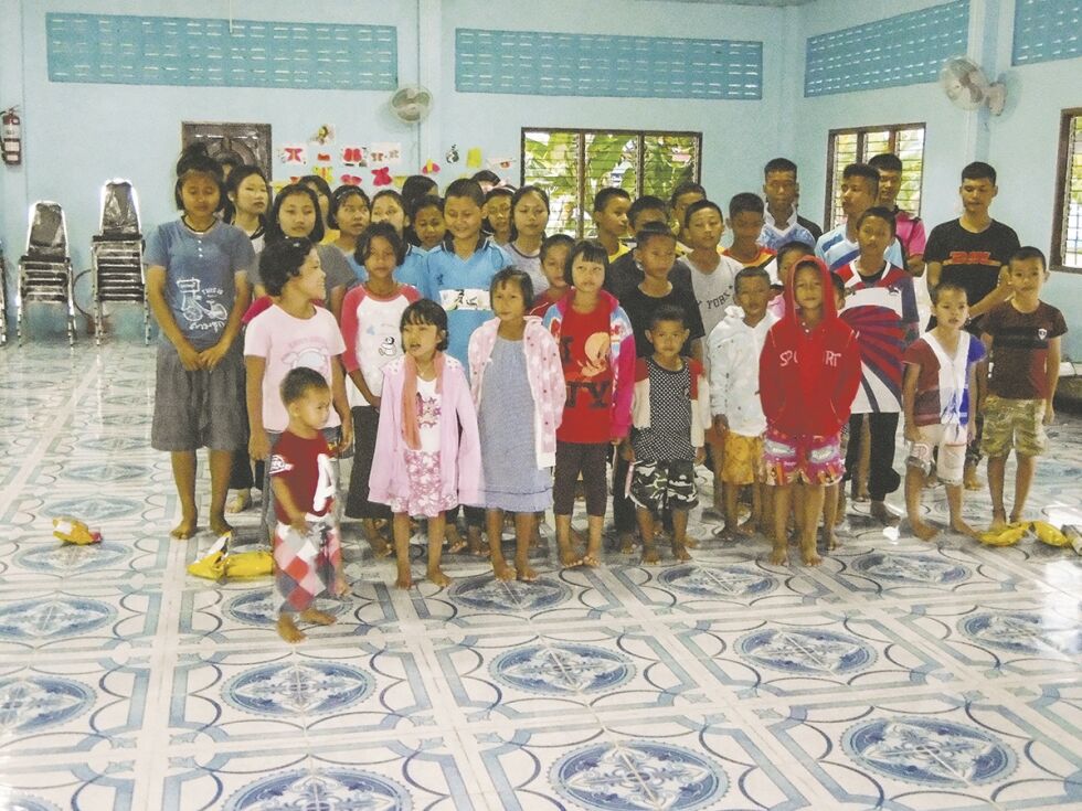UTDELING: Forrige gang flere frolendinger var på besøk til barnehjemmet Graceland, var det gaveutdeling på ny. Hjemmet ligger i grensen mellom Thailand og Burma. ALLE FOTO: PRIVAT