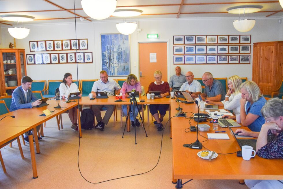 FORMANNSKAP: Tirsdag var lokalpolitikerne samlet til møte i kommunestyresalen i Froland. FOTO: RAYMOND ANDRE MARTINSEN