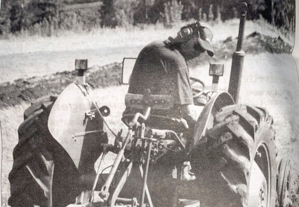 GRÅTASS PLØYER: Åsulv Eriksen på sin restaurerte «Gråtass» fra 1955 prøver seg i åkeren på Mjølhus.  						ARKIVFOTO