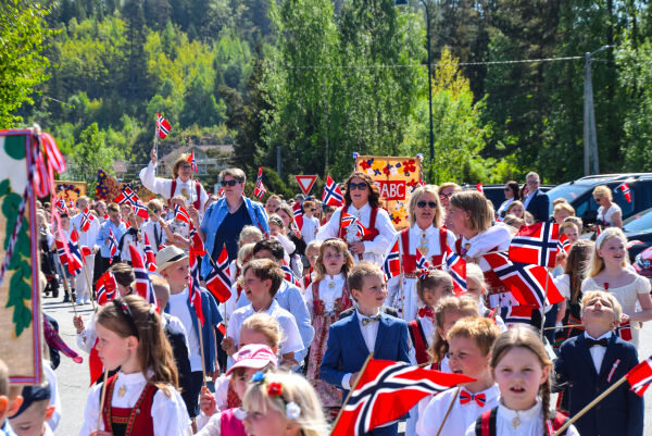 Se bilder fra 17. mai-feiringen i Froland