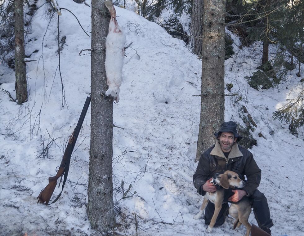 KLAFF: Glenn Simon Svendsen med hund og hare.