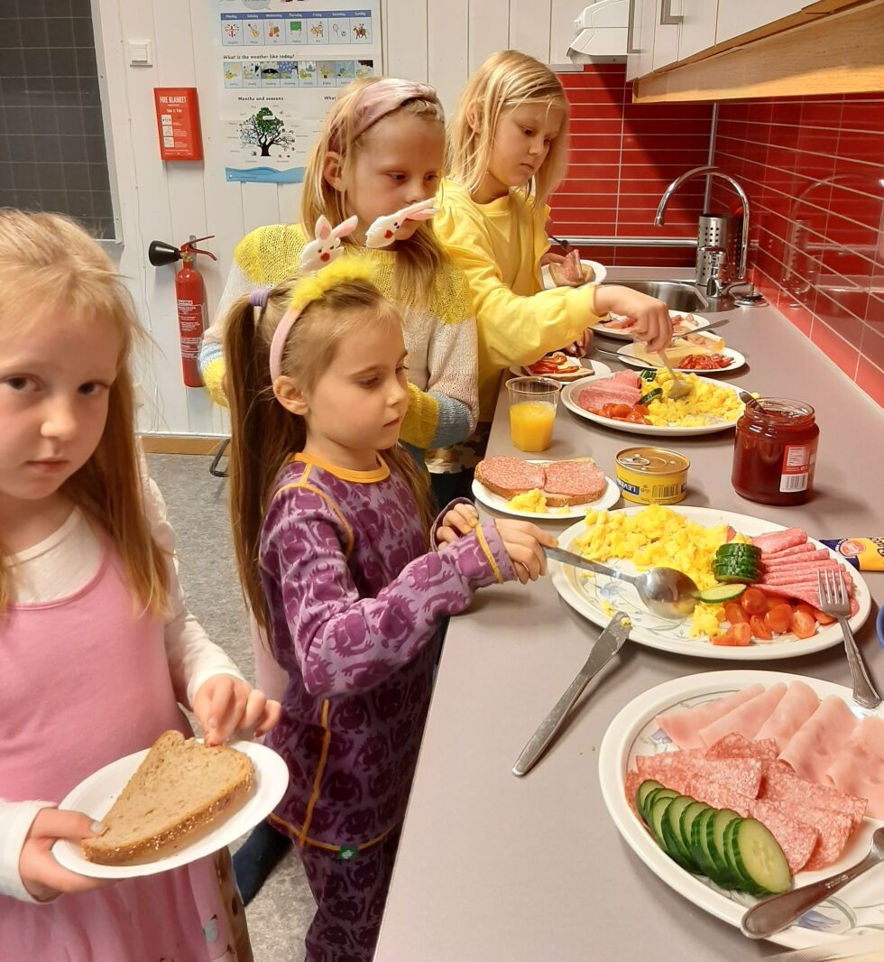 PÅSKE:  Oda , Kathrin , Ragnhild Amalie og Elise fant mye mat som fristet. FOTO: TONJE OLSBU STØMNE