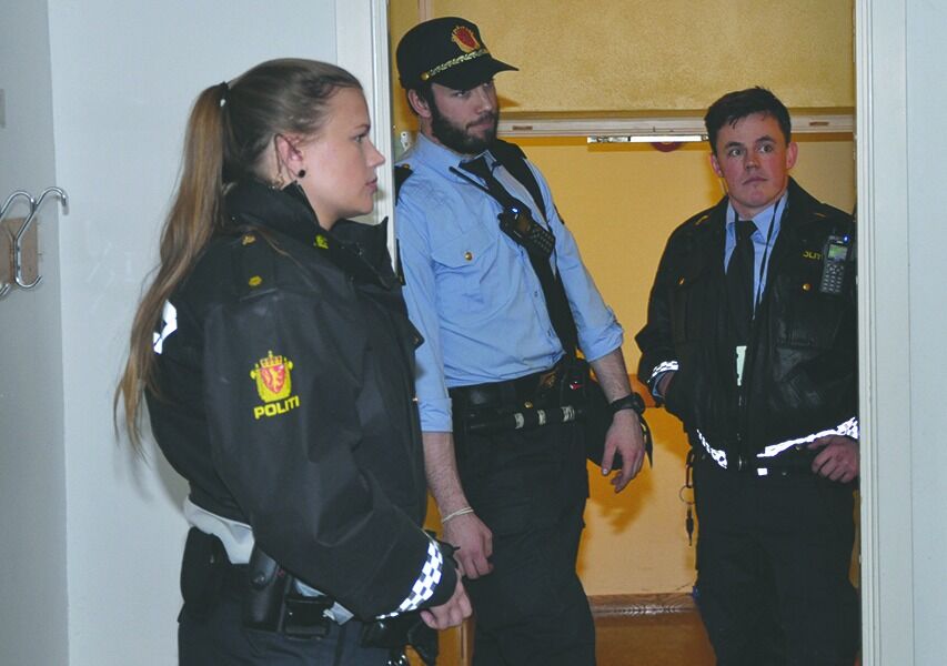 PÅ STEDET: Politiet har nok en gang vært innom Froland skole etter innbrudd.