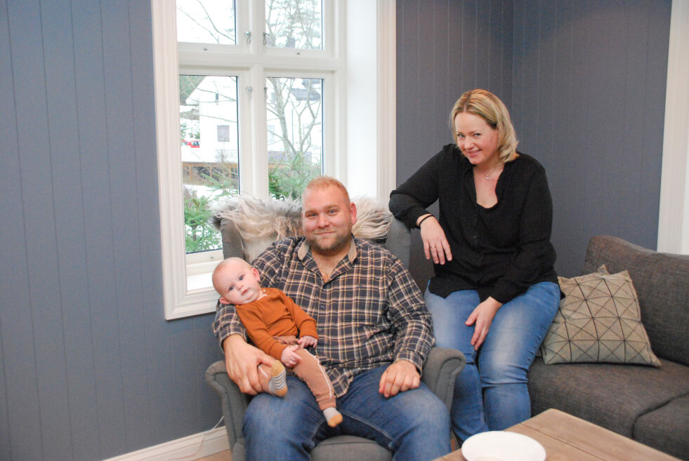 HYNNEKLEIV: Hans–Einar med Daniel på 6 måneder og Anne inne i huset på Hynnekleiv. 											ALLE FOTO: ANNA JOHANNE SVEINUNGSEN