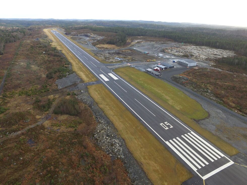ØKER: Mulighetene forutvidelse av flyplassen til å kunne ta imot 50-seters passasjerfly og rute til Oslo, stiger med støtten de nå får fra staten. DRONEFOTO: BAARD LARSEN/HOMDAL & LARSEN AS