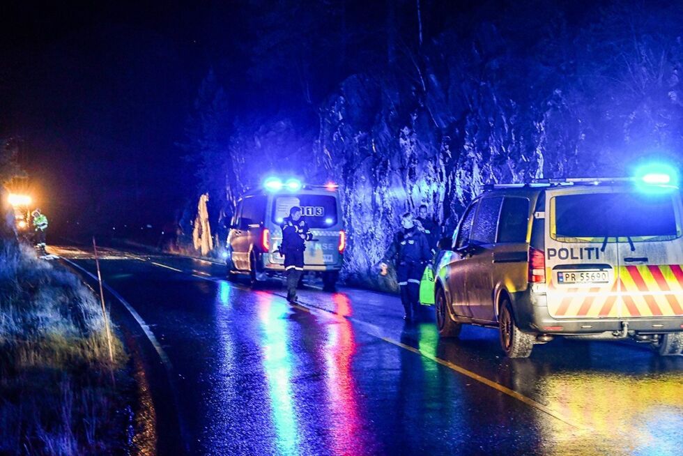 OMFATTENDE: To politibiler, ambulanse og flere brannbiler ble sendt ut på meldingen om trafikkulykken på fv. 42 ved Blengsvatn.