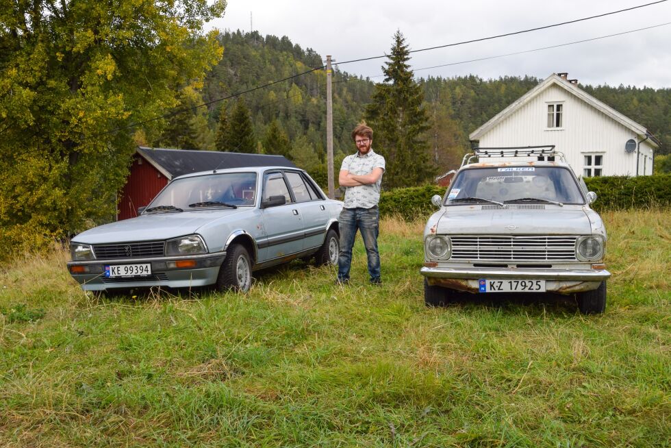 KJØRETØY: Andreas Gundersen med sine kjøretøy. En Peugeot 505 SR fra 1986 og en Opel Kadett B Caravan fra 1968.
 Foto: Raymond Andre Martinsen