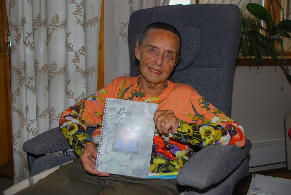 HISTORIER FRA LIVET: Aslaug Risdal (88) har samlet historier fra eget liv i en bok. På oppfordring fra sine nærmeste startet hun på et bokprosjekt med god hjelp for et snaut år siden. Det er noe hun anbefaler andre og gjøre også. FOTO: ANNA JOHANNE SVEINUNGSEN