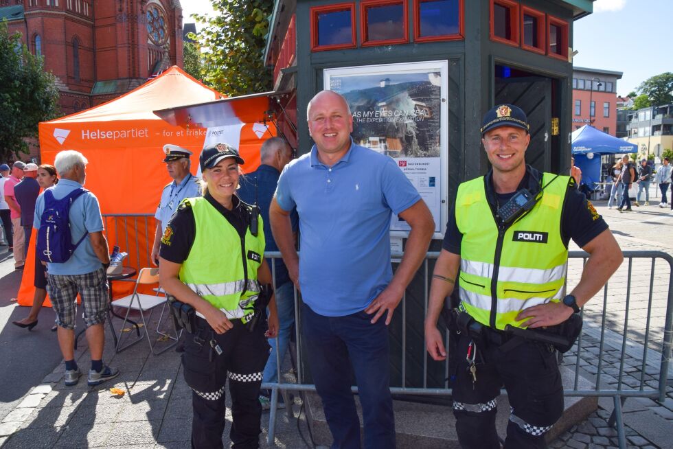 POLITI: Trond Haugmoen med politibetjentene Jenny Runde Krogstad og Jon Christian Forgard i Arendal sentrum under Arendalsuka.
 Foto: Raymond Andre Martinsen