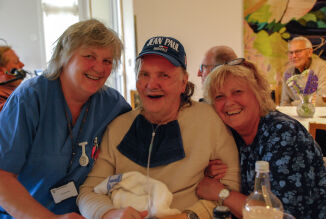 Stelte til sommerfest med grill og allsang i Furuvegen