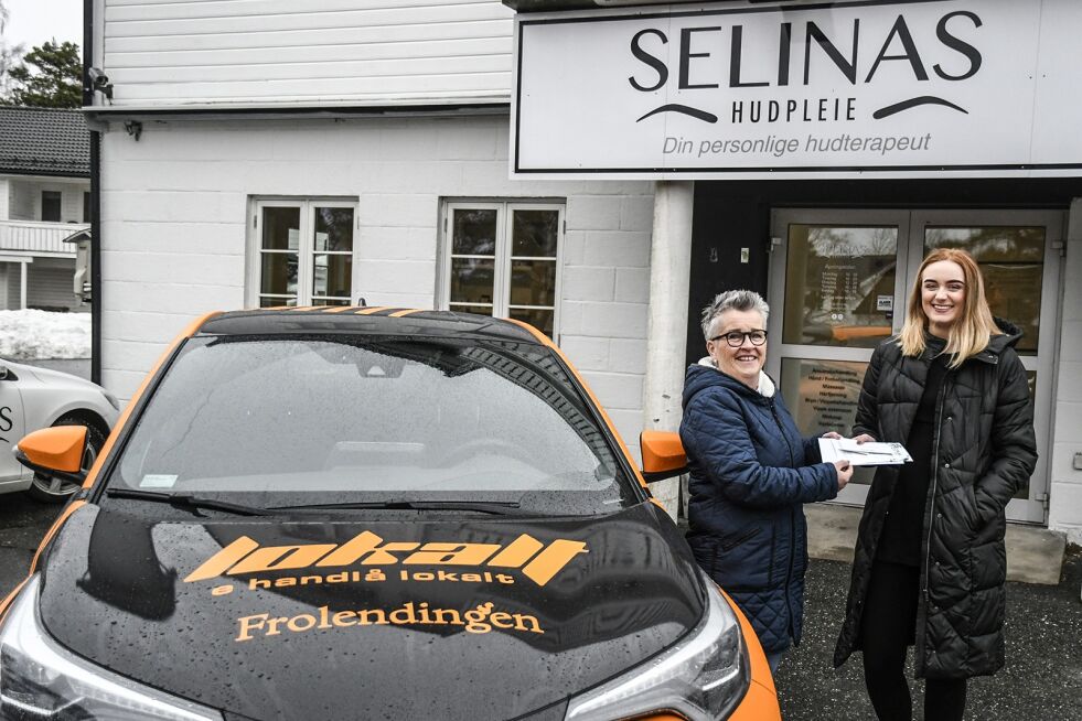 VANT GAVEKORT: Åse Erlandsen Hægeland (til venstre) vant et gavekort hos Selinas hudpleie, som ble overrakt av Selina Olsen.
 Foto: John Tveitdal