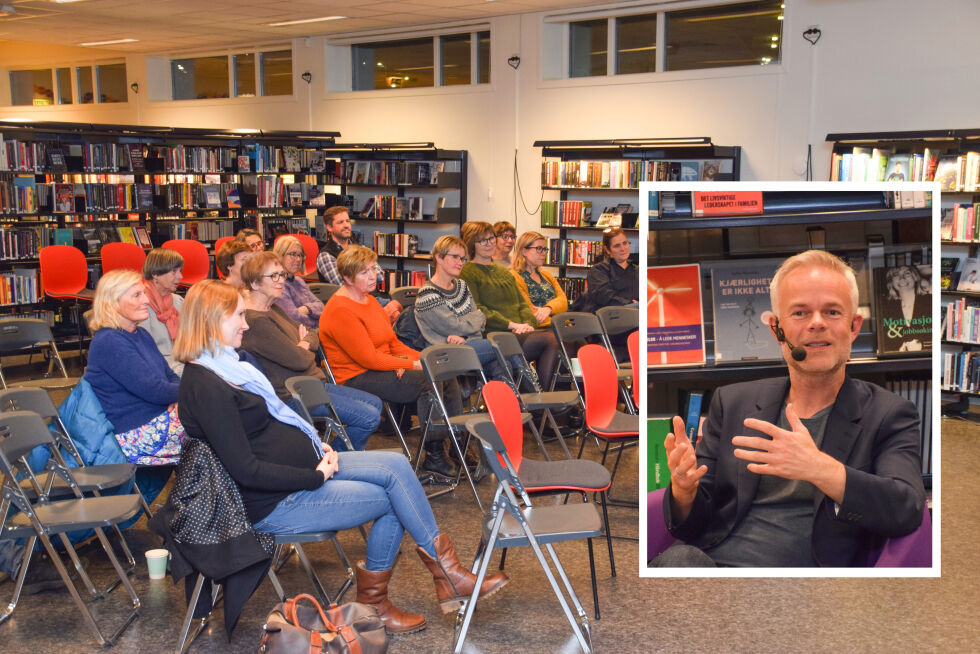 FORFATTERBESØK: Mange hadde tatt turen til Froland bibliotek torsdag kveld for å få med seg forfatterbesøket og samtalen mellom Birger Emanuelsen og Tore Renberg (innfelt). FOTO: RAYMOND ANDRE MARTINSEN