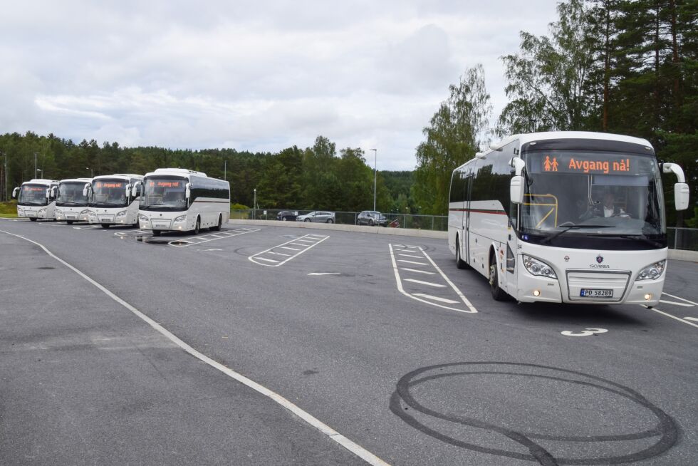 OPPSTILLING: Klokken 15:30, flere timer etter at elevene ved Froland skole måtte skolebussene møte opp igjen og vente på ingen.  FOTO: RAYMOND ANDRE MARTINSEN