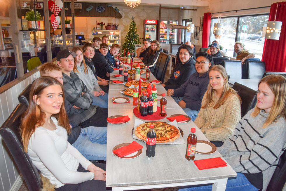 PIZZA: Elevene på transport og logisitikk VG2 hadde juleavslutning med pizza på Frolandstaua mandag formiddag. 			FOTO: RAYMOND ANDRE MARTINSEN