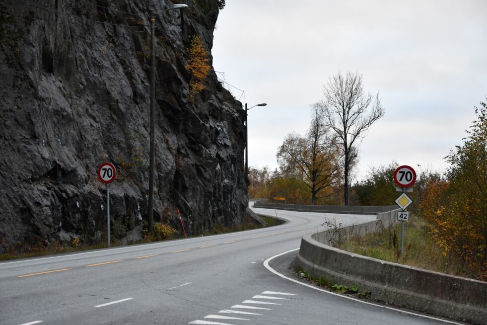 TAS: Ifølge mulighetsstudiet til Statens vegvesen skal det bli inngrep i fjell for å få på plass sykkelvei med fortau ned Blakstadkleiva. Noe som blir utfordrende.