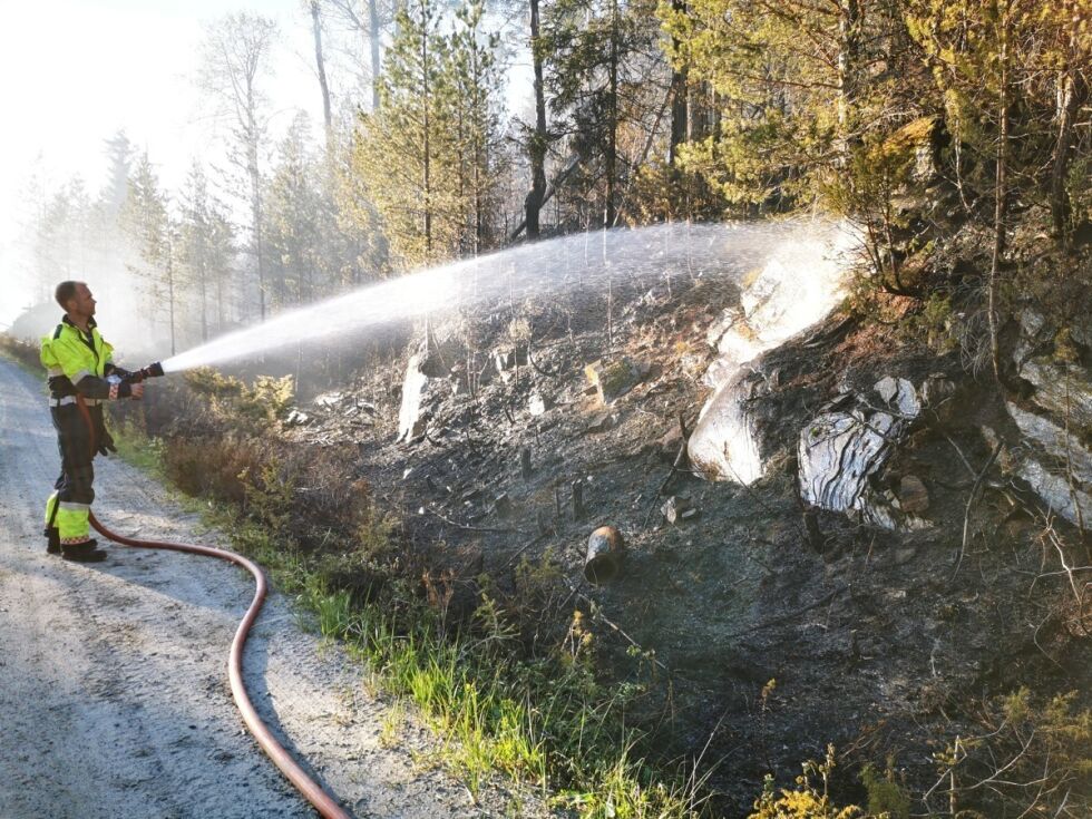 DYNKER: Ved hjelp av pumper og tankbil, som fikk vann fra et tjern i nærheten, hadde brannmannskapene grei tilgang på vann. Det ble kjørt på store mengder vann over brannområdet.