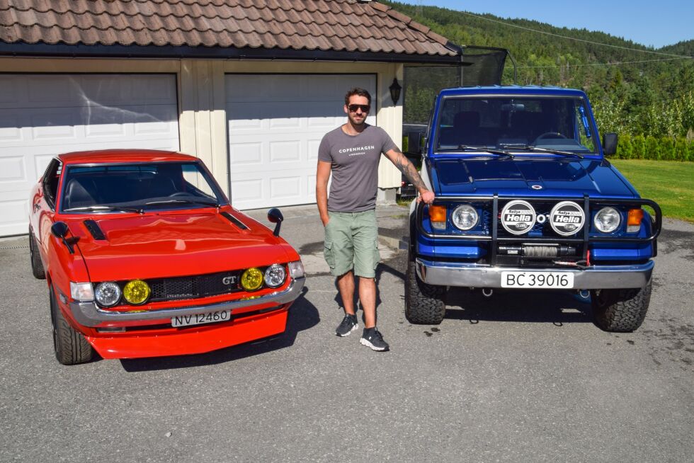 KJØRETØY: Trond Arvid Fiane med sin Toyota Celica fra 1972 og Toyota Land Cruiser fra 1985. To biler som er blitt et sjeldent syn i trafikken i Norge. ALLE FOTO: RAYMOND ANDRE MARTINSEN