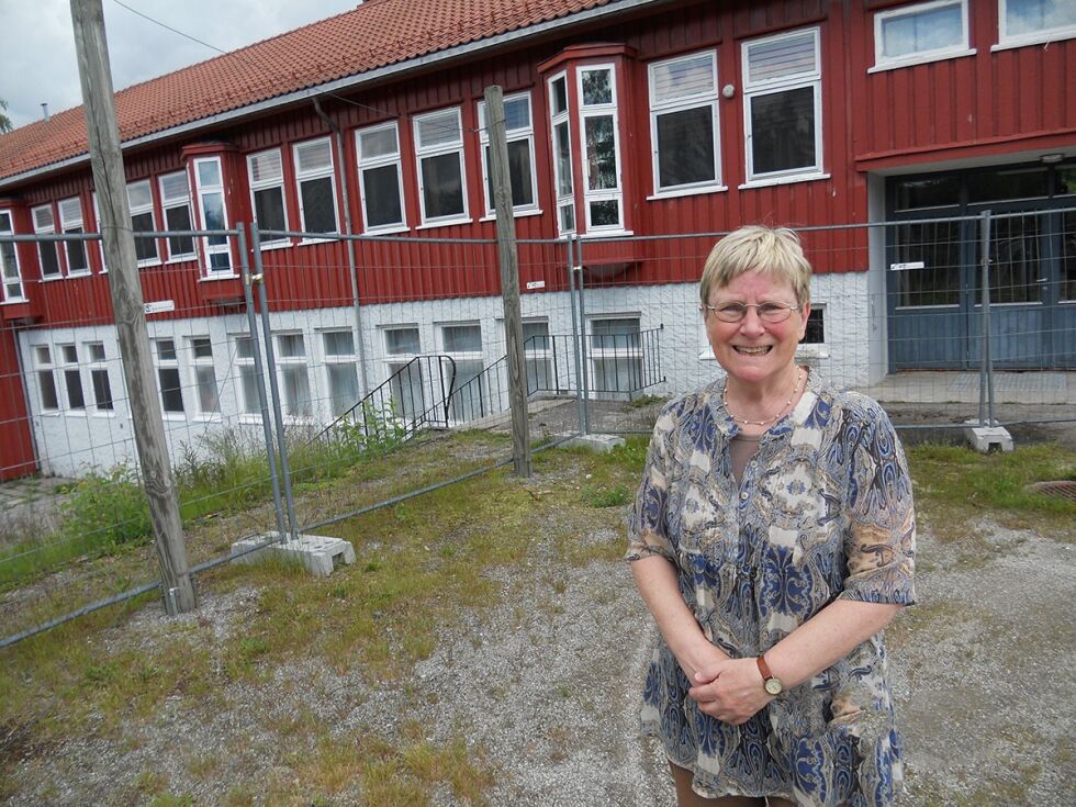 NEDLAGT: Lilly Bjørnstad utenfor gamle Nelaug skole.