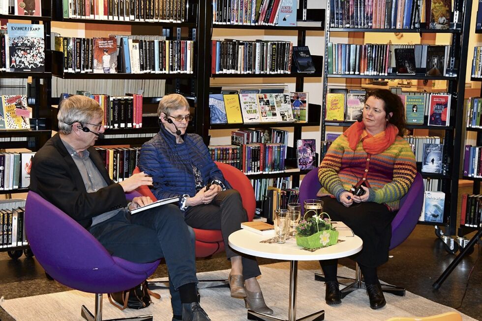 FØRST UT: Grethe Askeland og Solveig Oveland var det to første ut til å fortelle de frammøtte i Froland bibliotek hvilken bok de gjerne ville anbefale andre å lese. Til venstre Steinar Nilsen.