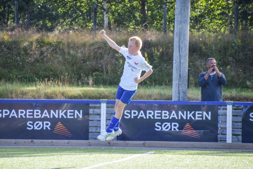 HOPPENDE GLAD: Håkon Koveland scoret to mål, han hoppet av glede etter sin andre scoring mot Express. FOTO: RAYMOND ANDRE MARTINSEN