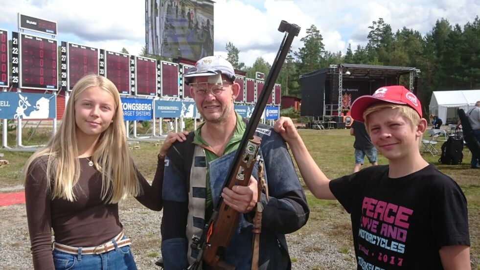 TILFREDS: Lars Johan Skjeggedal med datteren Anne og sønnen Eivind etter Landsskytterstevnets finaler.
