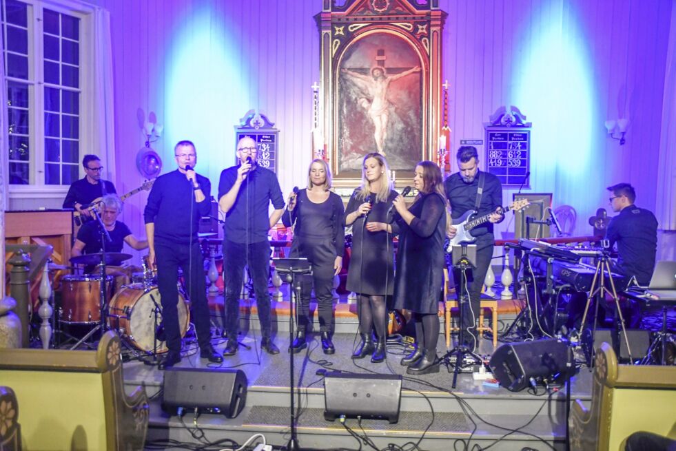 VERDENSPREMIERE: Gruppen Österhuus gjestet fredag kveld Mykland kyrkje med en julekonsert som hadde stor variasjon, både musikalsk og innholdsmessig.