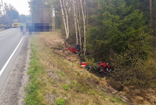 MC traff bil - sjåføren mister lappen