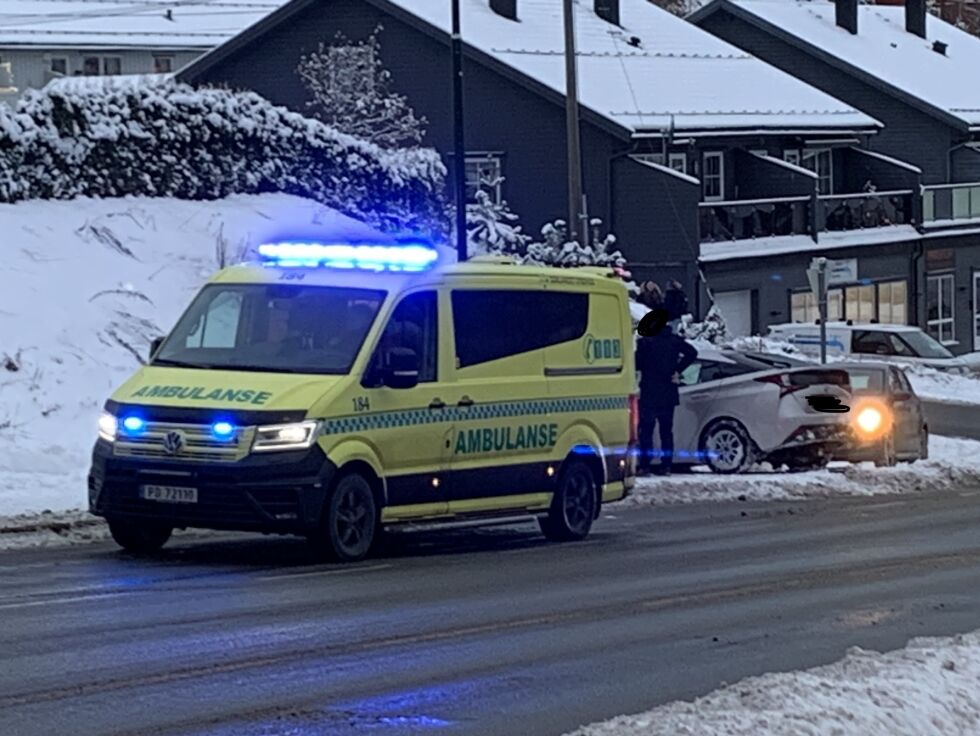 ULYKKE: En bil har kjørt av veien på Blakstad. FOTO: RAYMOND ANDRE MARTINSEN